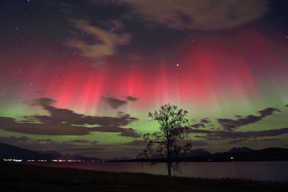 Polarlichter über einem See in Skandinavien