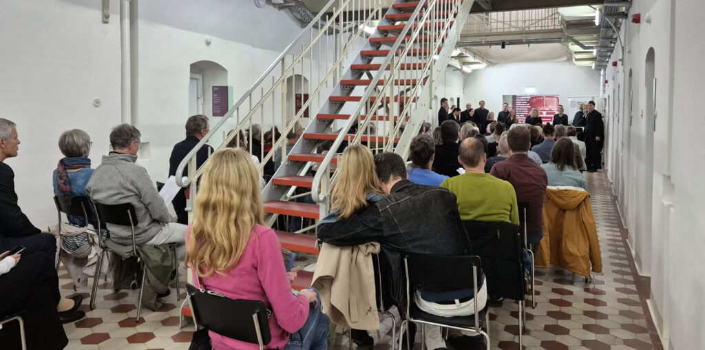 beim Benefizkonzert im Lern- und Gedenkort Kaßberggefängnis am 27. September 2025